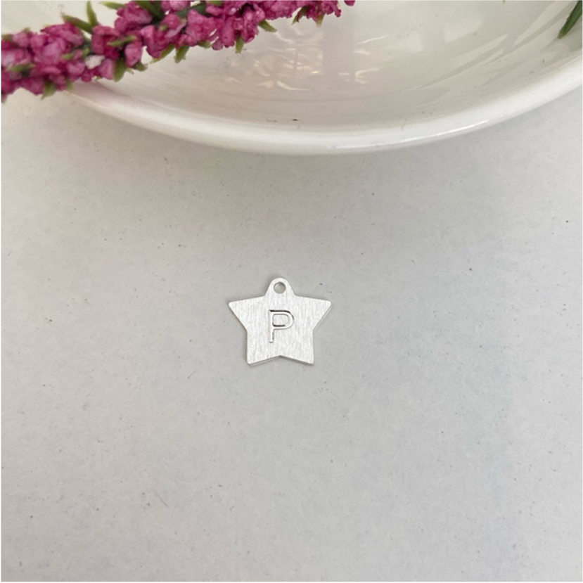 FP523 Letra Estrella Lijada 10 x 11 mm Figura Baño Plata Figuras Bañadas en Oro y Plata hecho de Bronce Bañado en Plata 50 ml