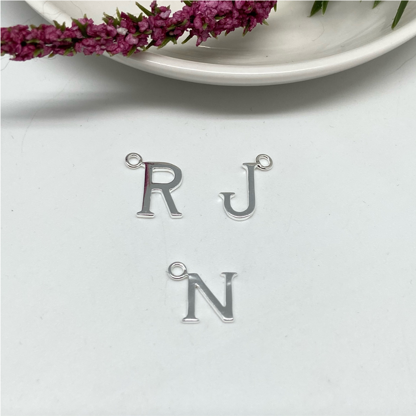 FP525 Letra Mediana 10 x 11 mm Figura Baño Plata Figuras Bañadas en Oro y Plata hecho de Bronce Bañado en Plata 50 ml