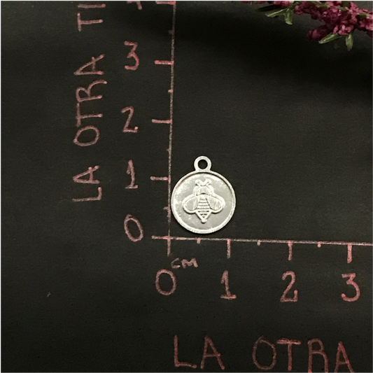 FP527 Colgante Abejita Figura Baño Plata Figuras Bañadas en Oro y Plata hecho de Bronce Bañado en Plata 50 ml