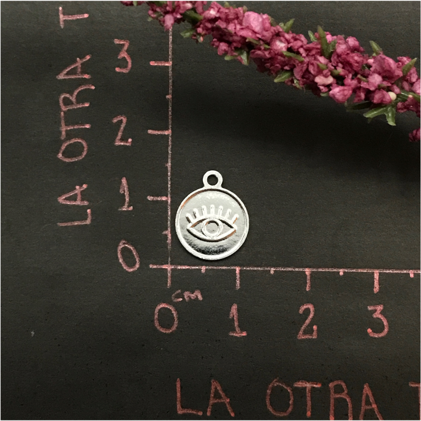 FP529 Colgante Ojo Abierto Figura Baño Plata Figuras Bañadas en Oro y Plata hecho de Bronce Bañado en Plata 50 ml