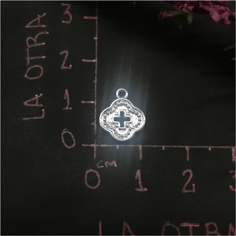 FP546 Trébol Cruz Calada 10 mm Figura Baño Plata Figuras Bañadas en Oro y Plata hecho de Bronce Bañado en Plata 50 ml