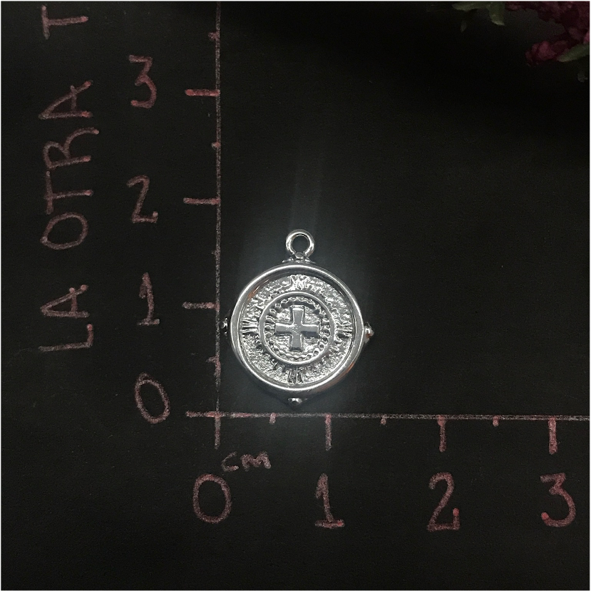 FP547 Colgante Redondo Cruz 15 mm Figura Baño Plata Figuras Bañadas en Oro y Plata hecho de Bronce Bañado en Plata 50 ml