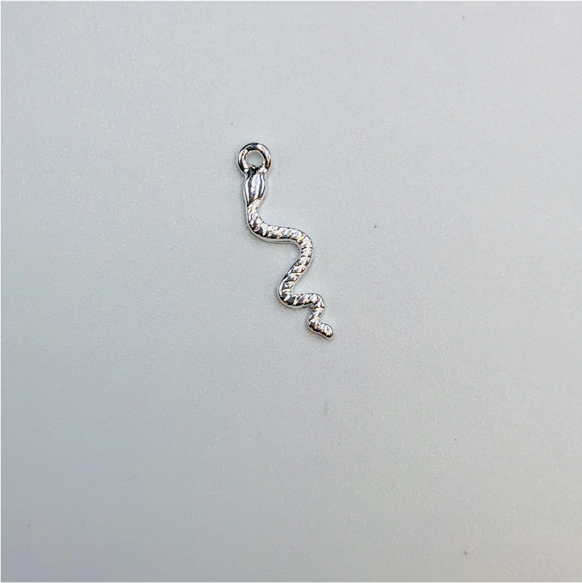 FP649 Colgante Cobra Petite 20 mm Figura Baño Plata Figuras Bañadas en Oro y Plata hecho de Bronce Bañado en Plata 50 ml