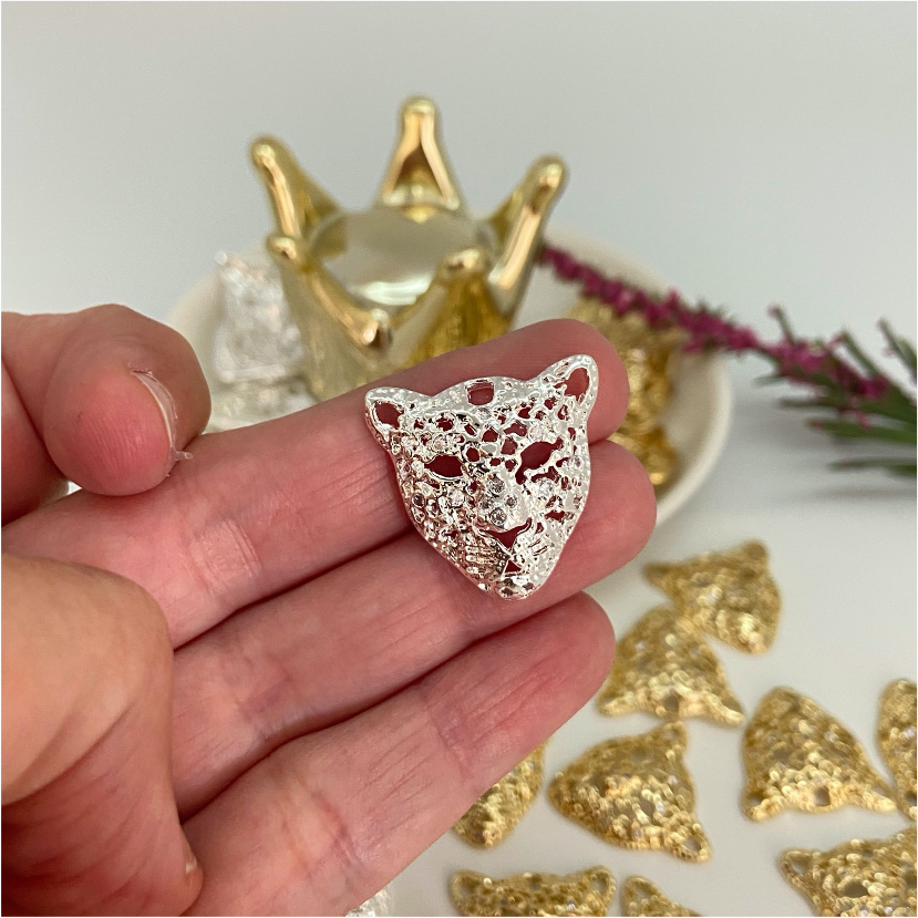 FP651 Colgante Cara de Jaguar con Circones 22 mm Figura Baño Plata Figuras Bañadas en Oro y Plata hecho de Bronce Bañado en Plata 50 ml