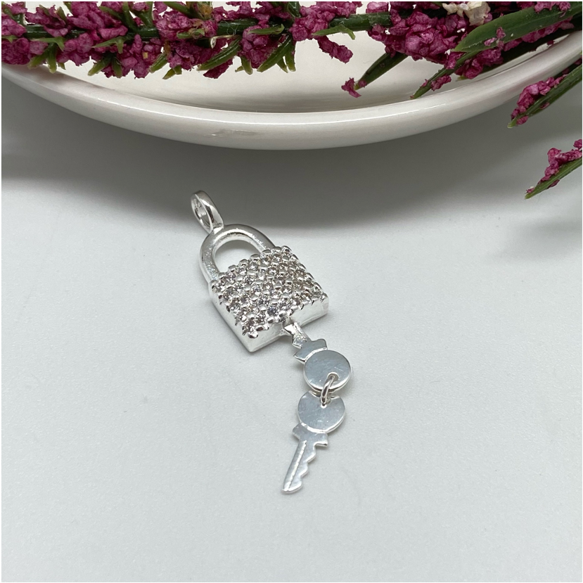 FP654 Colgante Candado Circones y llave Petite 40 x 10 mm Figura Baño Plata Figuras Bañadas en Oro y Plata hecho de Bronce Bañado en Plata 50 ml