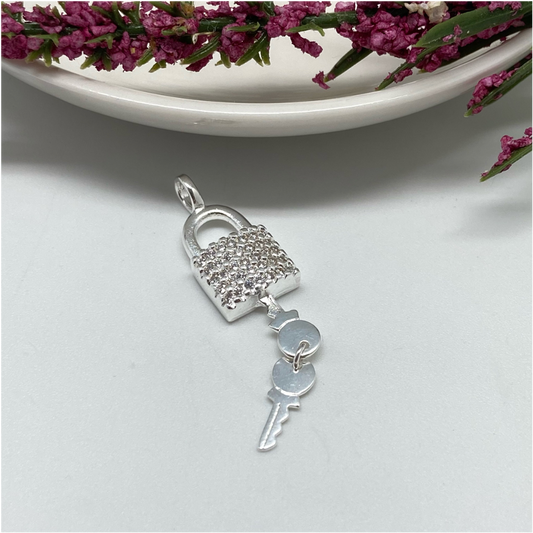 FP654 Colgante Candado Circones y llave Petite 40 x 10 mm Figura Baño Plata Figuras Bañadas en Oro y Plata hecho de Bronce Bañado en Plata 50 ml