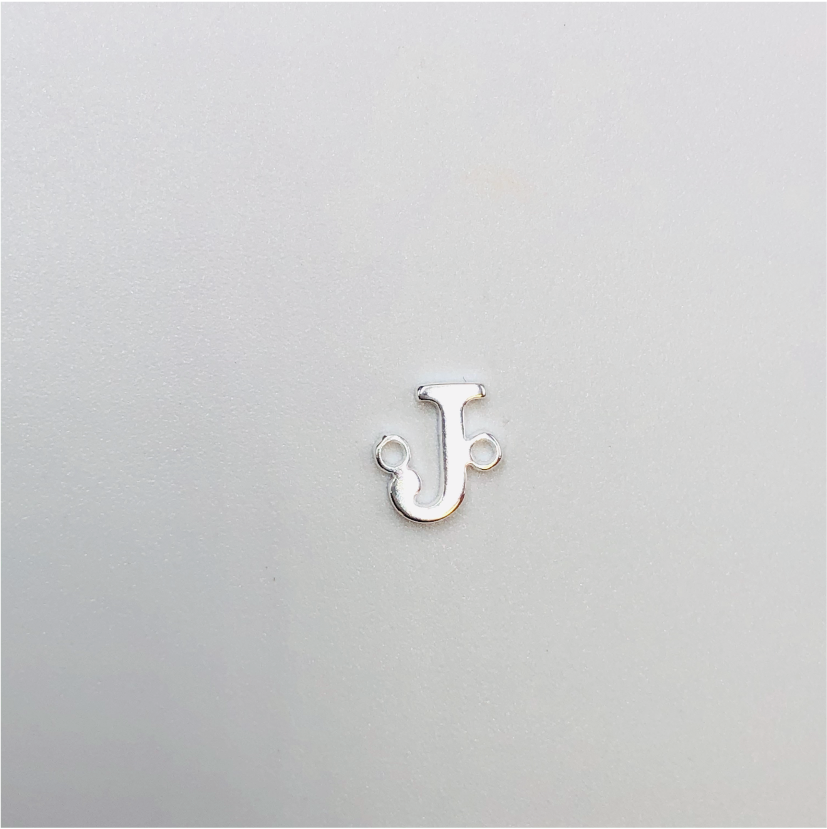 FP656 Letra Mini Conector 8 mm Figura Baño Plata Figuras Bañadas en Oro y Plata hecho de Bronce Bañado en Plata 50 ml