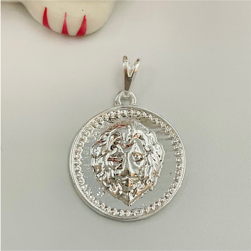 FP660 Colgante León 19 mm Figura Baño Plata Figuras Bañadas en Oro y Plata hecho de Bronce Bañado en Plata 50 ml