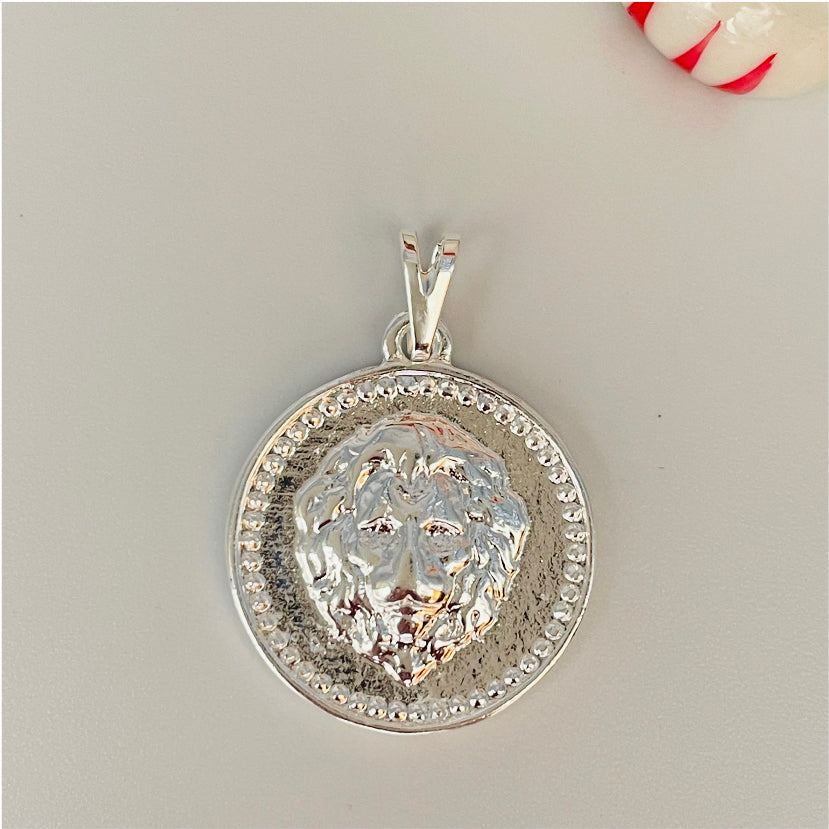 FP660 Colgante León 19 mm Figura Baño Plata Figuras Bañadas en Oro y Plata hecho de Bronce Bañado en Plata 50 ml