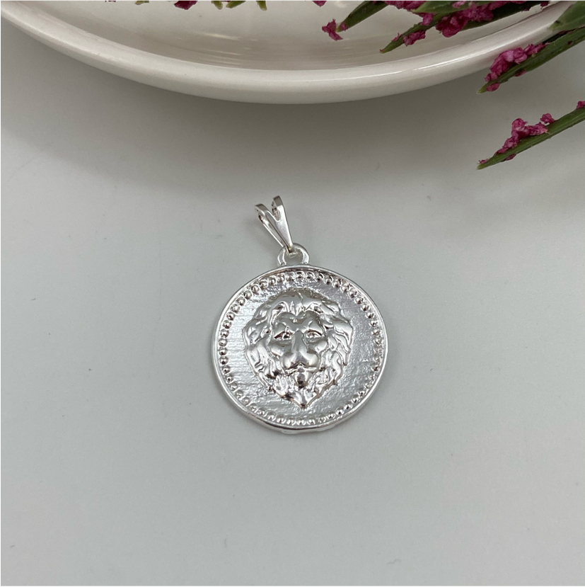 FP660 Colgante León 19 mm Figura Baño Plata Figuras Bañadas en Oro y Plata hecho de Bronce Bañado en Plata 50 ml