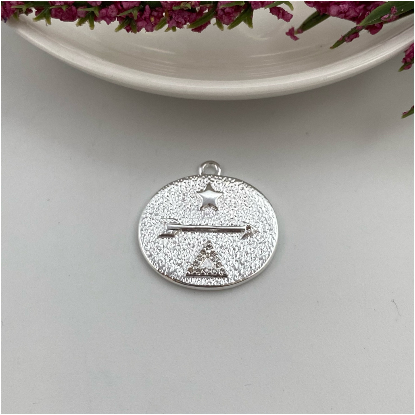 FP673 Colgante Flecha Estrella Triángulo Circones 24 mm Figura Baño Plata Figuras Bañadas en Oro y Plata hecho de Bronce Bañado en Plata 50 ml