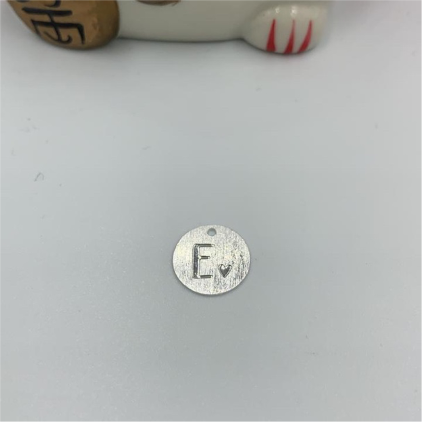 FP679 Letra Redonda con Corazón 12 mm Figura Baño Plata Figuras Bañadas en Oro y Plata hecho de Bronce Bañado en Plata 50 ml