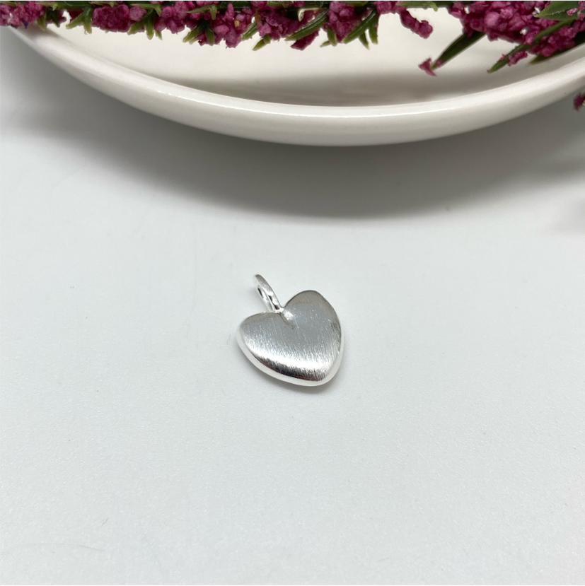 FP684 Colgante Corazón Gordito Lijado 15 x 10 mm Figura Baño Plata Figuras Bañadas en Oro y Plata hecho de Bronce Bañado en Plata 50 ml