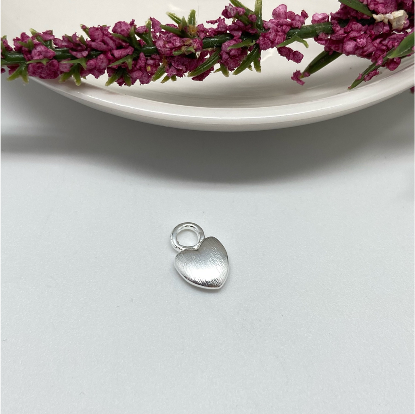 FP685 Colgante Pequeño Corazón Gordito Lijado 10 x 8 mm Figura Baño Plata Figuras Bañadas en Oro y Plata hecho de Bronce Bañado en Plata 50 ml