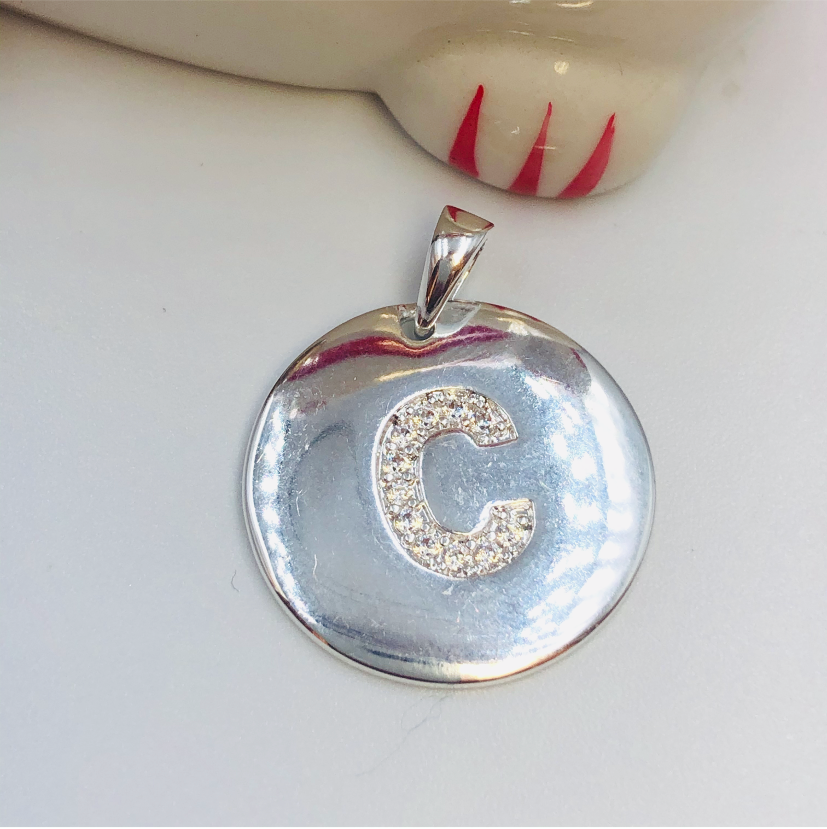 FP694 Medalla Letra con circones 19 mm Figura Baño Plata Figuras Bañadas en Oro y Plata hecho de Bronce Bañado en Plata 50 ml