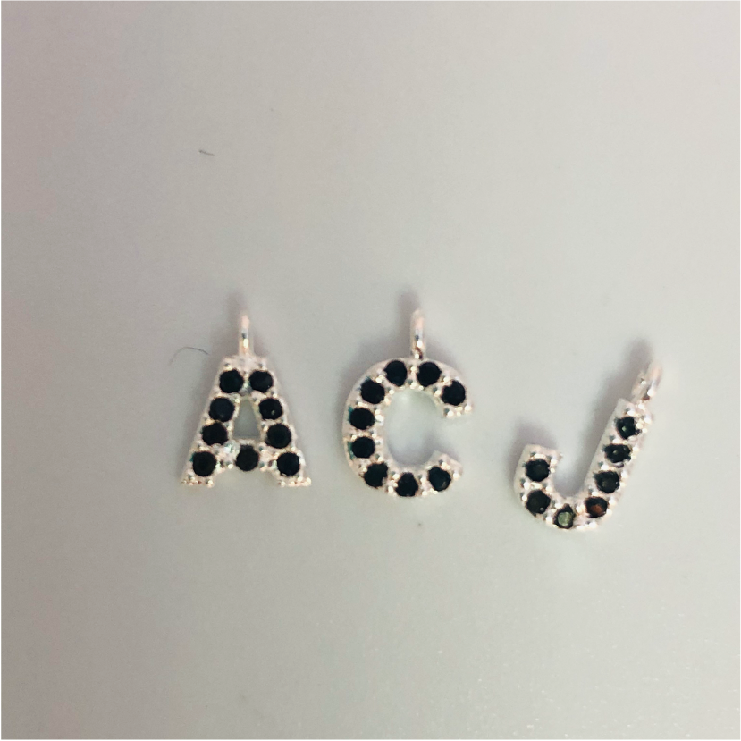 FP698 Letras Mini con Circones Negros Figura Baño Plata Figuras Bañadas en Oro y Plata hecho de Bronce Bañado en Plata 50 ml