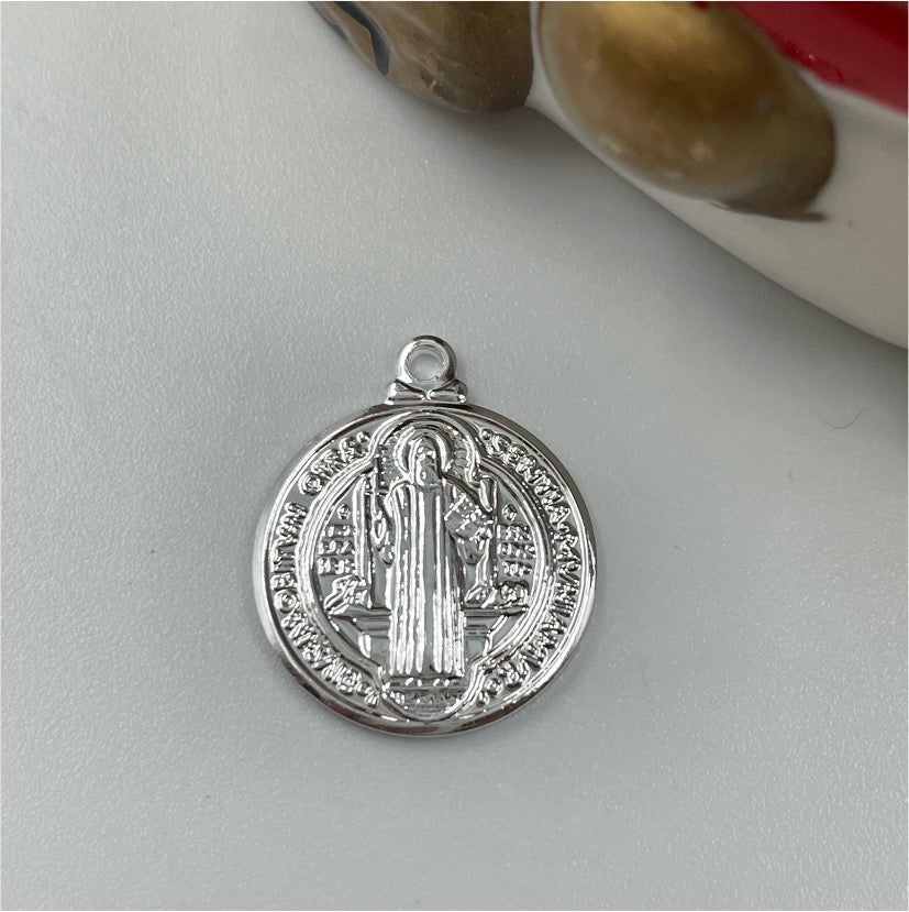 FP734 Colgante San Benito 15 mm Figura Baño Plata Figuras Bañadas en Oro y Plata hecho de Bronce Bañado en Plata 50 ml Joyas Bañadas en Plata