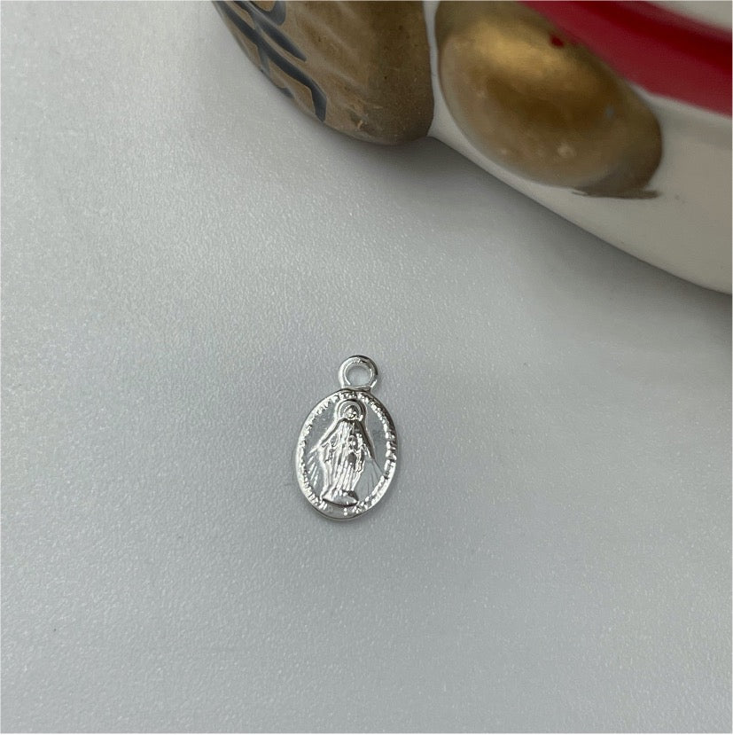 FP738 Colgante Mini Virgen de los Milagros 8 x 6 mm Figura Baño Plata Figuras Bañadas en Oro y Plata hecho de Bronce Bañado en Plata 50 ml Joyas Bañadas en Plata