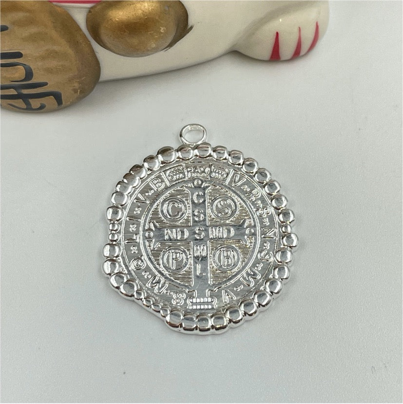 FP743 Colgante San Benito forma irregular 28 mm más argollita (solo cruz) Figura Baño Plata Figuras Bañadas en Oro y Plata hecho de Bronce Bañado en Plata 50 ml Joyas Bañadas en Plata