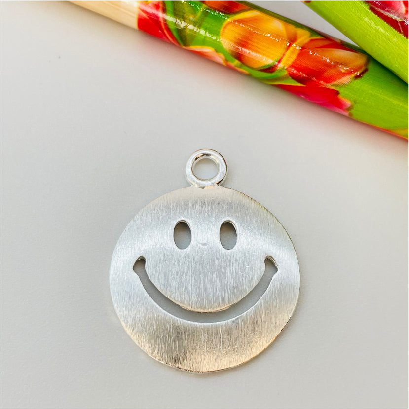 FP751 Colgante Carita Smile Lijado 20 mm Figura Baño Plata Figuras Bañadas en Oro y Plata hecho de Bronce Bañado en Plata 50 ml Joyas Bañadas en Plata