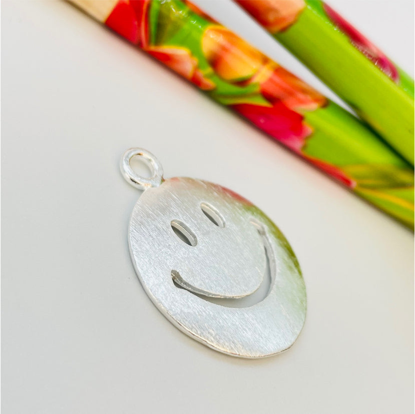 FP751 Colgante Carita Smile Lijado 20 mm Figura Baño Plata Figuras Bañadas en Oro y Plata hecho de Bronce Bañado en Plata 50 ml Joyas Bañadas en Plata