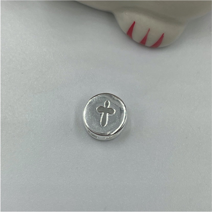 FP754 Medalla Cruz Calada para pasar 8 mm Figura Baño Plata Figuras Bañadas en Oro y Plata hecho de Bronce Bañado en Plata 50 ml Joyas Bañadas en Plata
