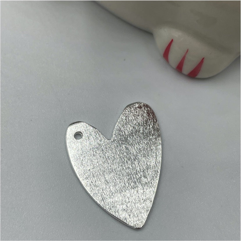 FP757 Colgante Corazón Lijado ladeado con perforación 24 mm Figura Baño Plata Figuras Bañadas en Oro y Plata hecho de Bronce Bañado en Plata 50 ml Joyas Bañadas en Plata