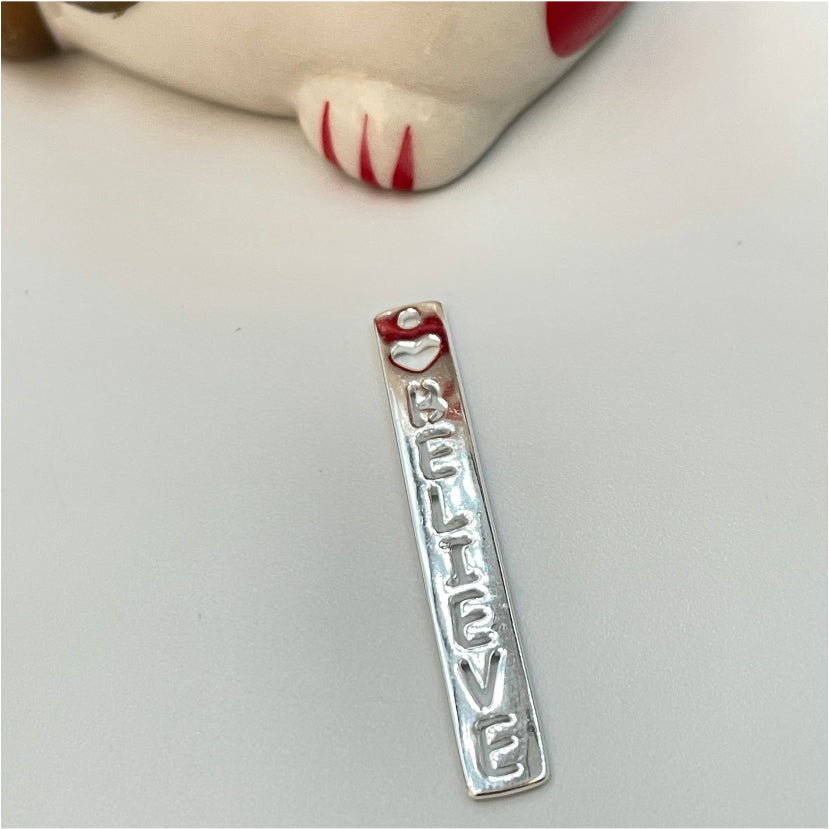 FP777 Colgante Placa Believe 38x6 mm Figura Baño Plata Figuras Bañadas en Oro y Plata hecho de Bronce Bañado en Plata 50 ml