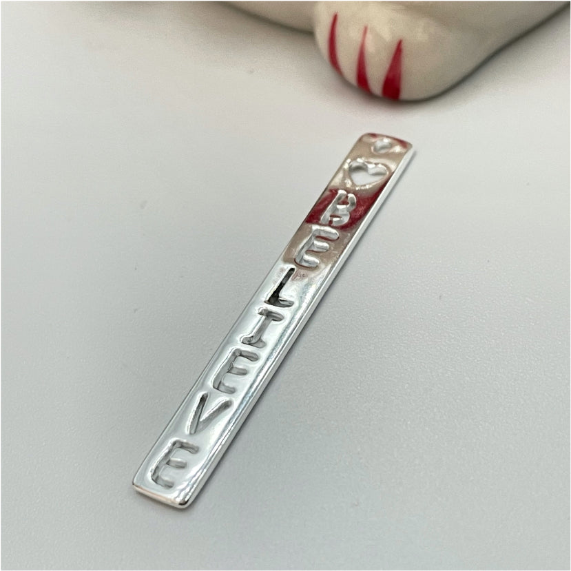 FP777 Colgante Placa Believe 38x6 mm Figura Baño Plata Figuras Bañadas en Oro y Plata hecho de Bronce Bañado en Plata 50 ml