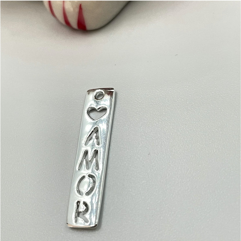 FP778 Colgante Placa Amor 24x6 mm Figura Baño Plata Figuras Bañadas en Oro y Plata hecho de Bronce Bañado en Plata 50 ml