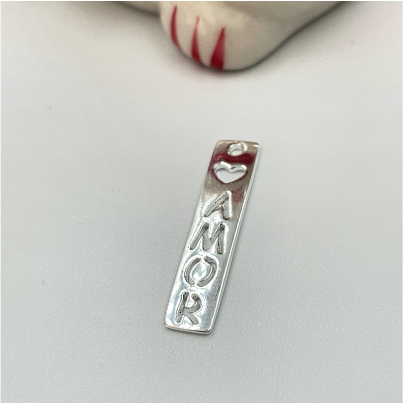 FP778 Colgante Placa Amor 24x6 mm Figura Baño Plata Figuras Bañadas en Oro y Plata hecho de Bronce Bañado en Plata 50 ml