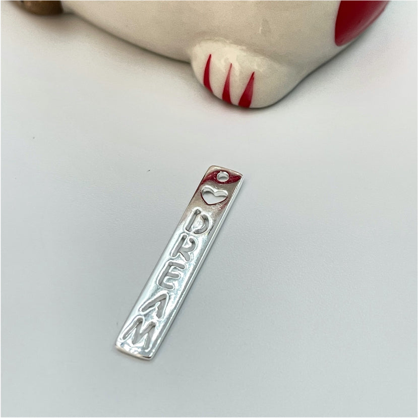 FP779 Colgante Placa Dream 30x6 mm Figura Baño Plata Figuras Bañadas en Oro y Plata hecho de Bronce Bañado en Plata 50 ml