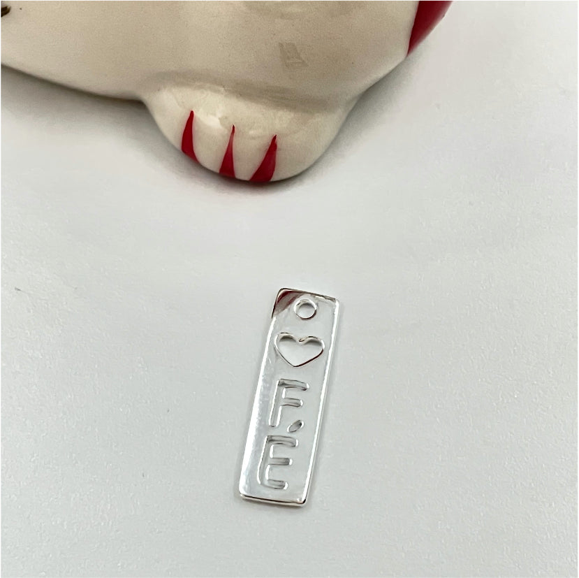 FP781 Colgante Placa Fe 16x6 mm Figura Baño Plata Figuras Bañadas en Oro y Plata hecho de Bronce Bañado en Plata 50 ml