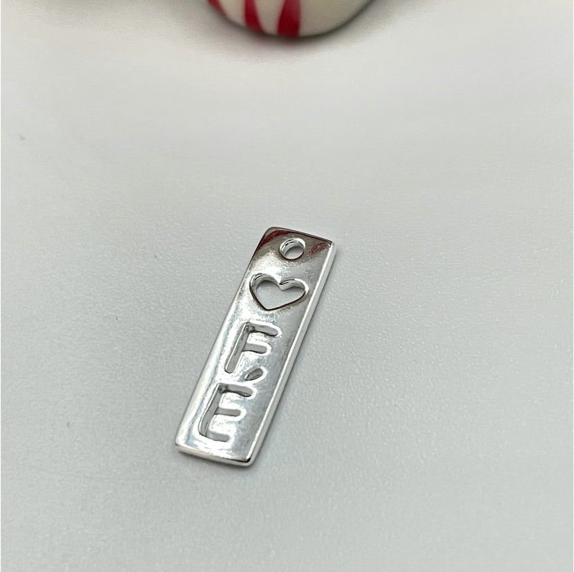 FP781 Colgante Placa Fe 16x6 mm Figura Baño Plata Figuras Bañadas en Oro y Plata hecho de Bronce Bañado en Plata 50 ml