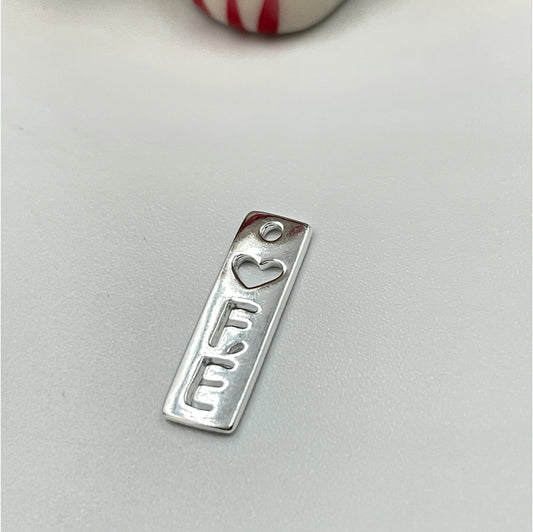 FP781 Colgante Placa Fe 16x6 mm Figura Baño Plata Figuras Bañadas en Oro y Plata hecho de Bronce Bañado en Plata 50 ml