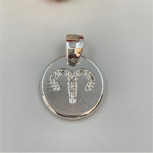 FP795-Aries Colgante Signo Zodiacal Aries 17 mm Figura Baño Plata Figuras Bañadas en Oro y Plata hecho de Bronce Bañado en Plata 50 ml