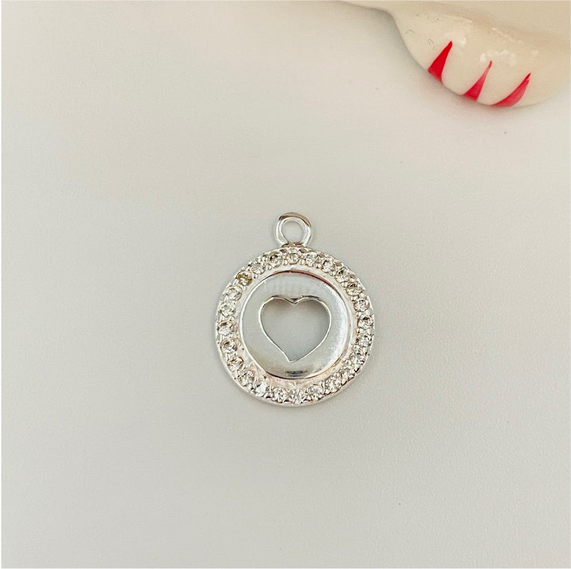 FP807 Colgante redondo con corazón calado y circones en borde 13 mm más argollita Figura Baño Plata Figuras Bañadas en Oro y Plata hecho de Bronce Bañado en Plata 50 ml