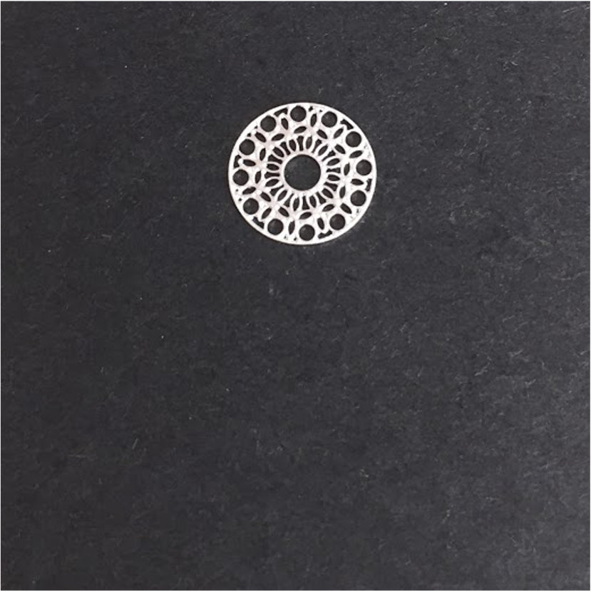 FP81 Figura Calada 15 mm Figura Baño Plata Figuras Bañadas en Oro y Plata hecho de Bronce Bañado en Plata 50 ml