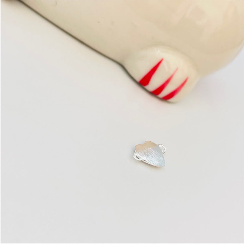 FP818 Conector Corazón Lijado 7x10 mm incluye argollitas Figura Baño Plata Figuras Bañadas en Oro y Plata hecho de Bronce Bañado en Plata 50 ml