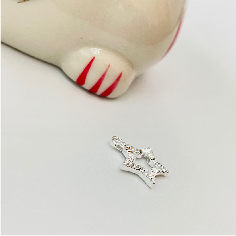 FP850 Colgante Estrella Calada Borde Acanalado 10x10 mm incluye argollita Figura Baño Plata Figuras Bañadas en Oro y Plata hecho de Bronce Bañado en Plata 50 ml Joyas Bañadas en Plata