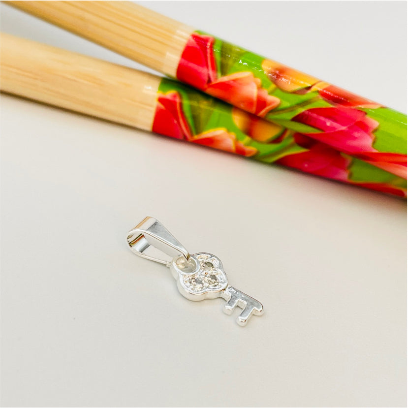 FP867 Colgante Mini Llave con circón 11x7 mm más balier Figura Baño Plata Figuras Bañadas en Oro y Plata hecho de Bronce Bañado en Plata 50 ml Joyas Bañadas en Plata