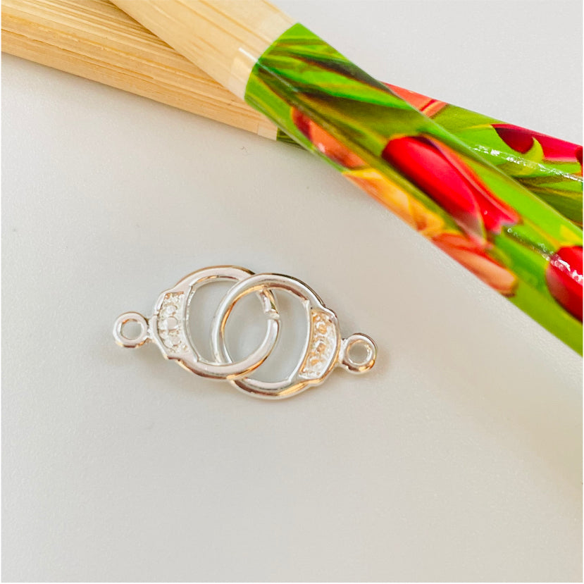 FP874 Colgante o Conector Esposas 20x9 mm más argollitas Figura Baño Plata Figuras Bañadas en Oro y Plata hecho de Bronce Bañado en Plata 50 ml Joyas Bañadas en Plata