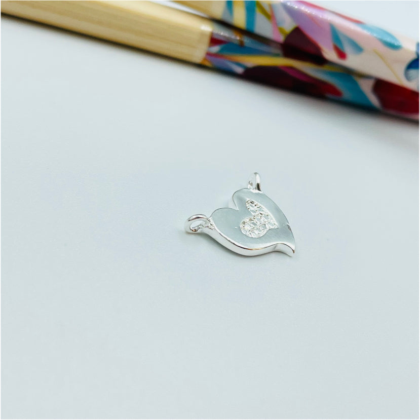 FP881 Colgante o Conector Corazón ladeado centro reticulado 13x10 mm con 2 argollitas Figura Baño Plata Figuras Bañadas en Oro y Plata hecho de Bronce Bañado en Plata 50 ml Joyas Bañadas en Plata