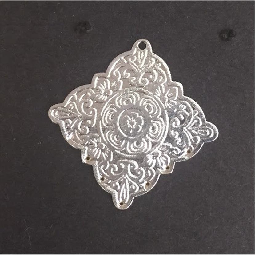 FP90 Figura Estampada perforaciones inferiores tipo rombo 30x30 mm Figura Baño Plata Figuras Bañadas en Oro y Plata hecho de Bronce Bañado en Plata 50 ml