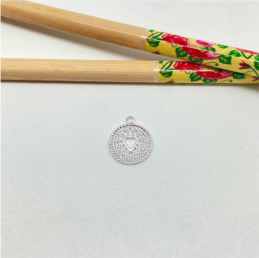 FP934 Colgante medalla Corazón con rayos calados Fondo y Borde Rutilados diá. 15 mm más argollita Figura Baño Plata Figuras Bañadas hecho de Bronce Bañado en Plata 50 ml Joyas Bañadas en Plata