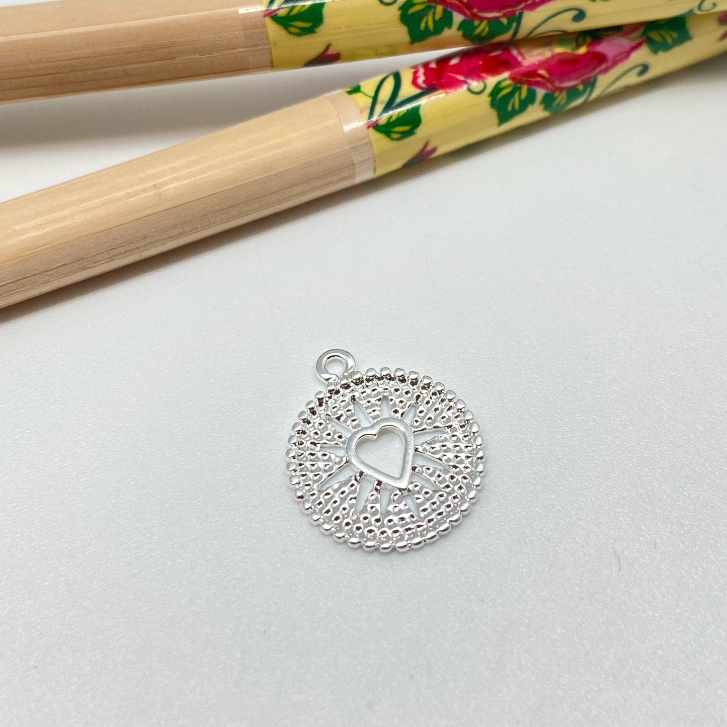 FP934 Colgante medalla Corazón con rayos calados Fondo y Borde Rutilados diá. 15 mm más argollita Figura Baño Plata Figuras Bañadas hecho de Bronce Bañado en Plata 50 ml Joyas Bañadas en Plata