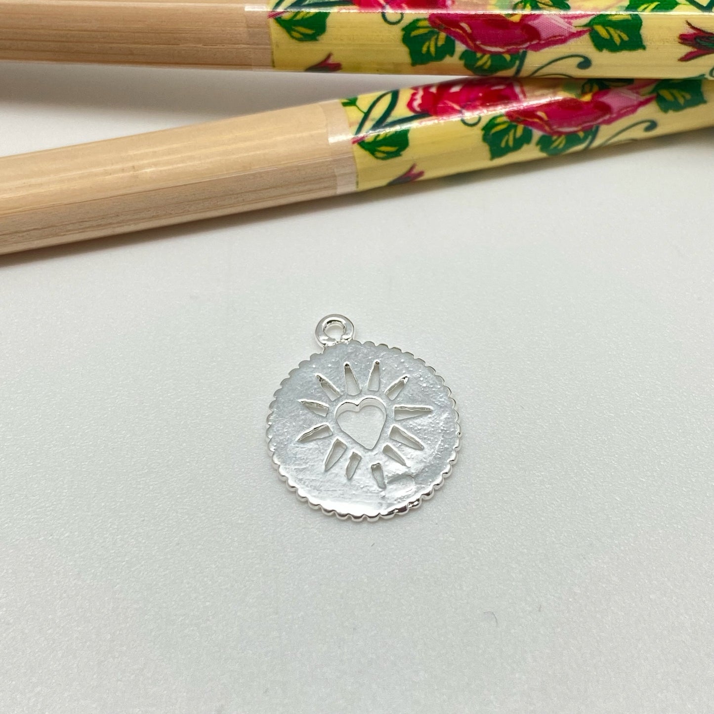 FP934 Colgante medalla Corazón con rayos calados Fondo y Borde Rutilados diá. 15 mm más argollita Figura Baño Plata Figuras Bañadas hecho de Bronce Bañado en Plata 50 ml Joyas Bañadas en Plata