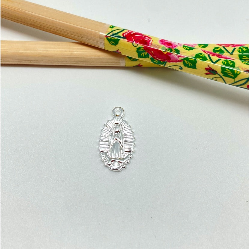 FP951 Colgante Virgen de Guadalupe Ovalado 17x10 mm más argollita Figura Baño Plata Figuras Bañadas hecho de Bronce Bañado en Plata 50 ml Joyas Bañadas en Plata
