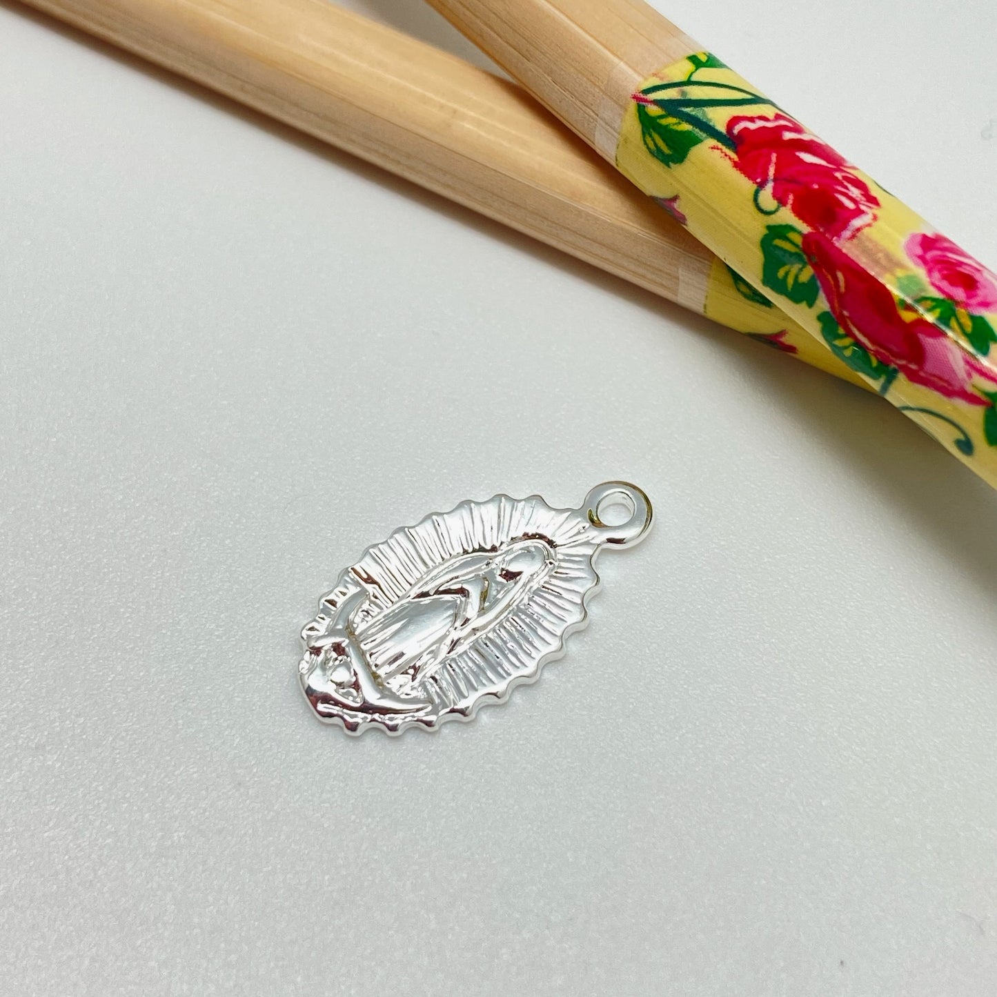 FP951 Colgante Virgen de Guadalupe Ovalado 17x10 mm más argollita Figura Baño Plata Figuras Bañadas hecho de Bronce Bañado en Plata 50 ml Joyas Bañadas en Plata