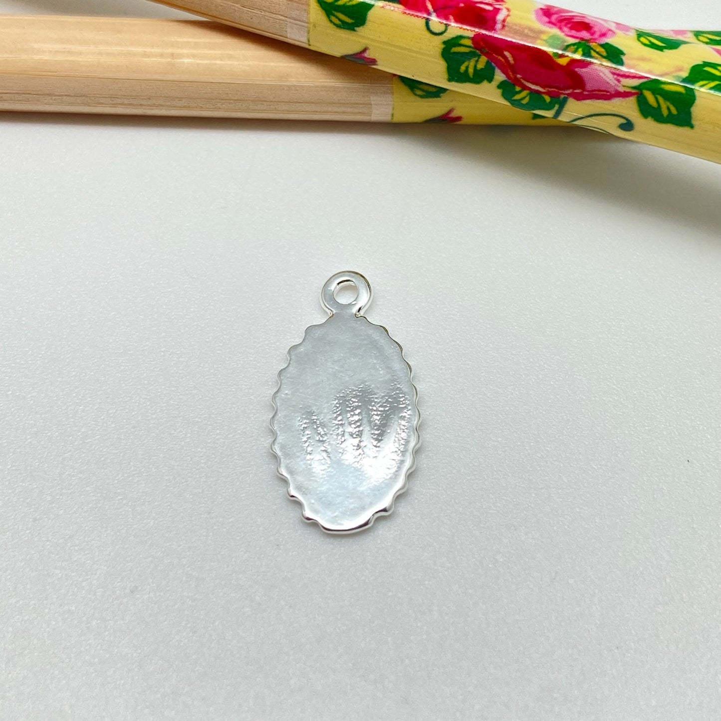 FP951 Colgante Virgen de Guadalupe Ovalado 17x10 mm más argollita Figura Baño Plata Figuras Bañadas hecho de Bronce Bañado en Plata 50 ml Joyas Bañadas en Plata